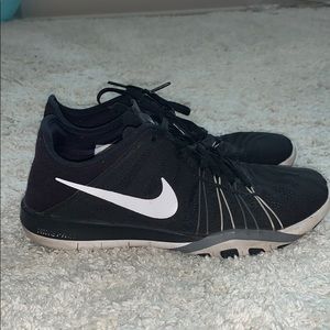 Black and white nike women’s sneakers